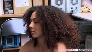 Veelrassig vinnige een met'n tiener op CCTV