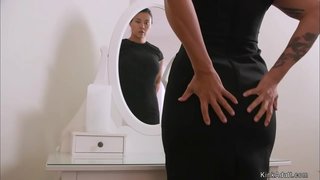 Morena Milf ha convidat pits grans rossa Milf hottie en el Dia de sant valentí a casa i després anal folla amb el gruix de la corretja sobre la polla