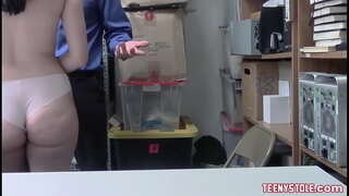 Csodás mellét, aztán csodálatos seggét barna tini rábaszik az irodában, a korrupt zsaru