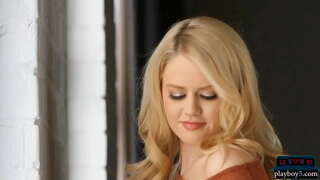 Buah dada yang besar dan satu pusingan pantat pirang SEKSI babe menunjukkan panas tubuh