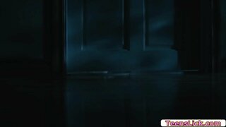 Татуированный яшүсмер просыпается һәм акрын гына чыга һәм очрый, үзебезнең кыз, башка бүлмәдә.Шуннан соң алар башлыйлар страстно целовать бер-берсен.Аннан соң, алар эшлиләр, үз киски влажными һәм күчә позу 69.