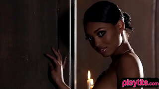 ���ိဳင္ကားအနက္ေရာင္ငယ်ကာ striptease စည်းအဝေး