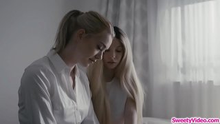 Amilotxak txiki lesbiana teen scissoring batera rubia gela incharge