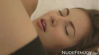 Big titted brunette solo pussy reiben