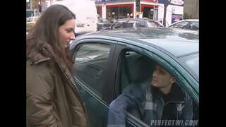 ���ોટા કૂતરી નહીં fucked બે ગાય્ઝ દ્વારા લેવામાં આવે છે એક બંધ