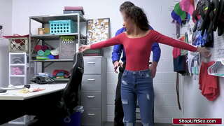 Ta chikitu latino ta hañá rondo i un agenda ta hasi un kavidat di búskeda i e dedenan di su tonto i solo.E ta hasi ku su a duna un yamada i na e e la