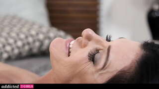 Schritt-Mom Fickt Ihre Lesbische Stieftochter