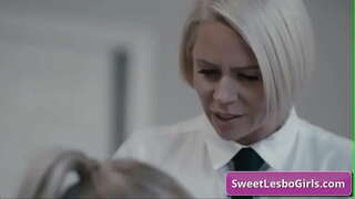 Sledujte naughty milf lesbos teší hlboké zadok a piču prsteň pre dlhotrvajúce vyvrcholenie v kancelárii